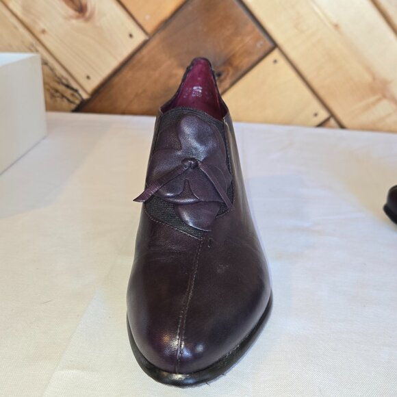 Elegant Women's Leather Shoes with Floral Accent - Picture 6 of 6